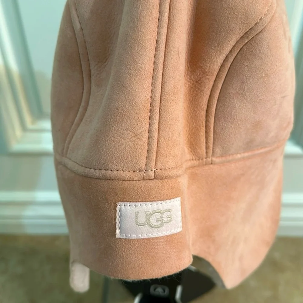 New UGG kids Shearling Sheep Skin Hat. Pink. Size 4-6 Years.